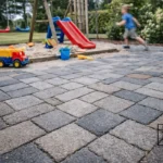 Hvilke fliser er bedst til børnevenlige haver